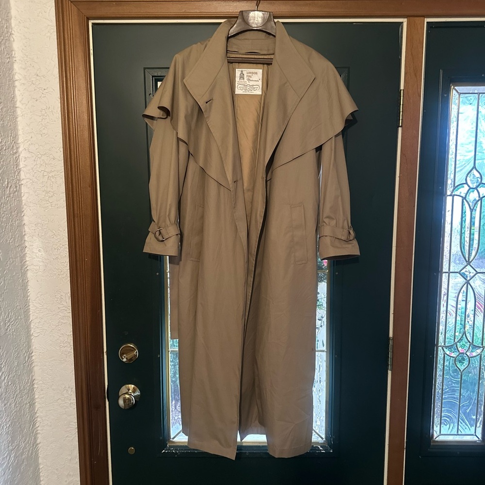 London Fog Maincoats Long Tan Caped Belted 2 Button Closure Lined Coat. 
Size 10